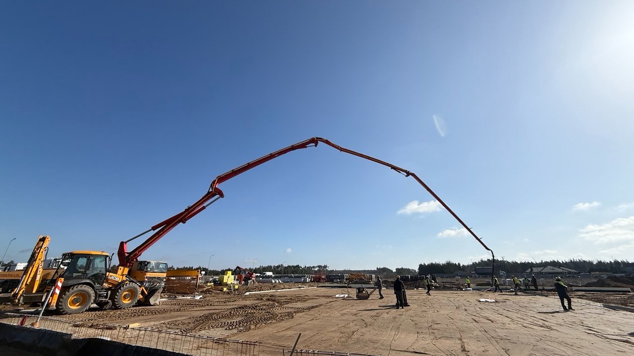 Betonowanie posadzki za pomocą pompy do betonu